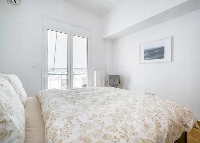 Stylish, Sunny New 2 Bedroom, Prime Central Athens