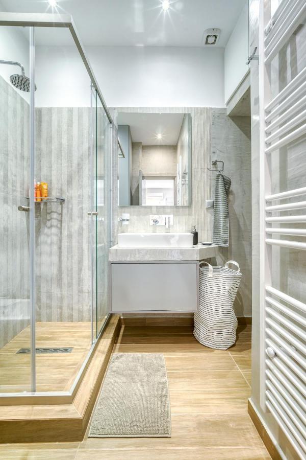 Stylish, Sunny New 2 Bedroom, Prime