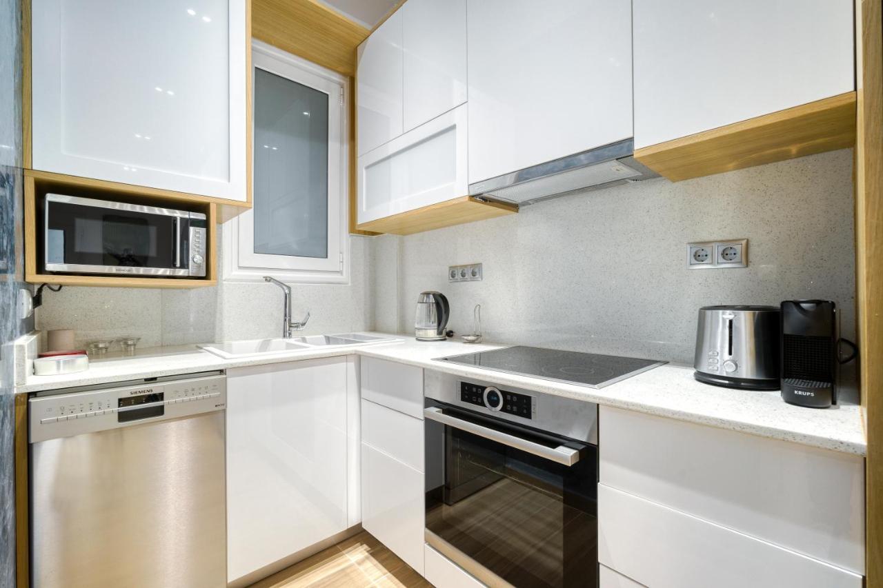 Apartment Stylish, Sunny New 2 Bedroom, Prime *