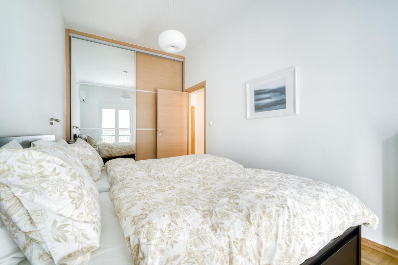 Apartment Stylish, Sunny New 2 Bedroom, Prime *