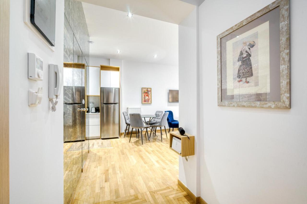 Apartment Stylish, Sunny New 2 Bedroom, Prime Athens